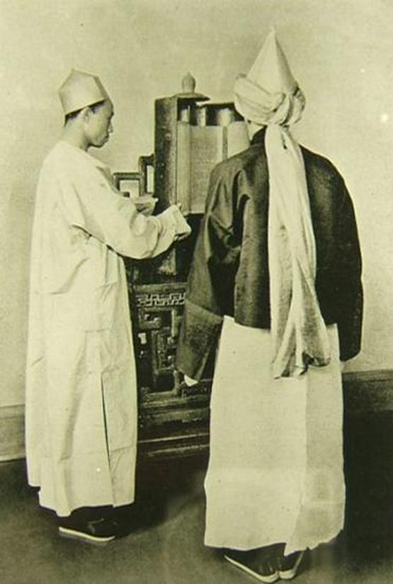 1911_chinese_jews_in_front_of_the_torah_ark_of_kaifeng_s_synagogue.jpg