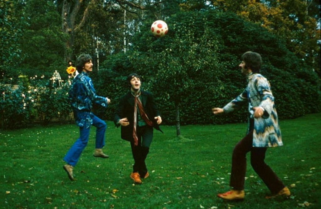 1967_the_beatles_play_football_in_ringo_s_garden.jpg