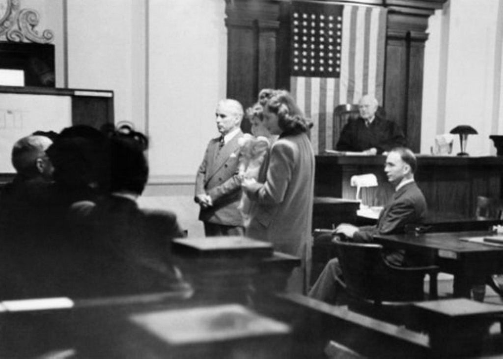1944_charlie_chaplin_joan_berry_and_the_baby_stand_before_the_jury_in_the_paternity_trial_in_los_angeles.jpg