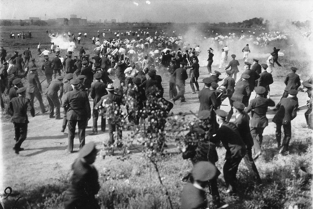 1937_chicago_police_attacking_unarmed_striking_steel_factory_workers_after_opening_fire_on_the_crowd_killing_6_during_the_little_steel_strike.jpg