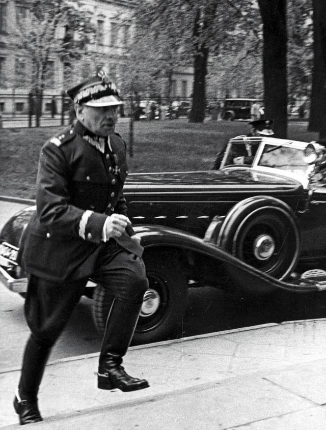 1939_polish_prime_minister_felicjan_slawoj_sk_adkowski_runs_to_parliament_after_learning_of_the_third_reich_s_withdrawal_from_the_non-aggression_pact_warsaw_5_may.jpg