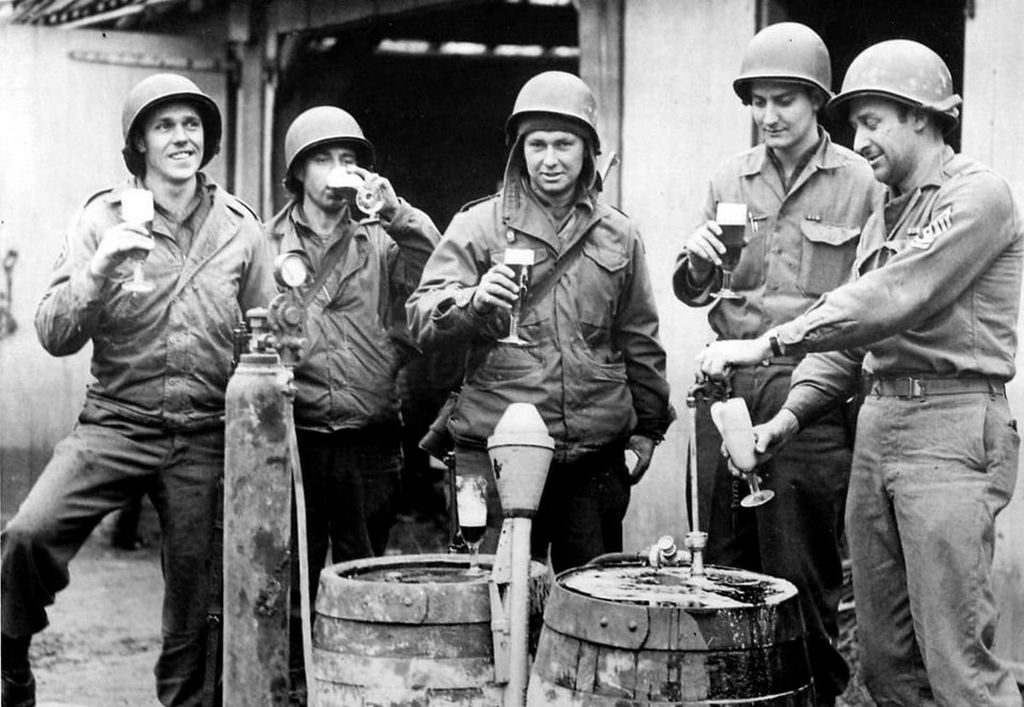 1945_soldiers_from_2nd_infantry_divison_enjoying_pilsner_urquell_from_the_tap_after_liberation_of_pilsen_in_may.jpg