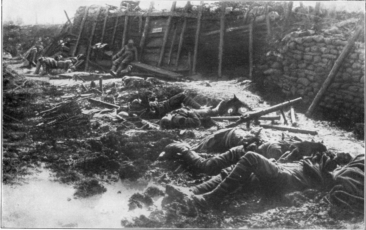 1917. Brit lövészárok gáztámadás után.jpg