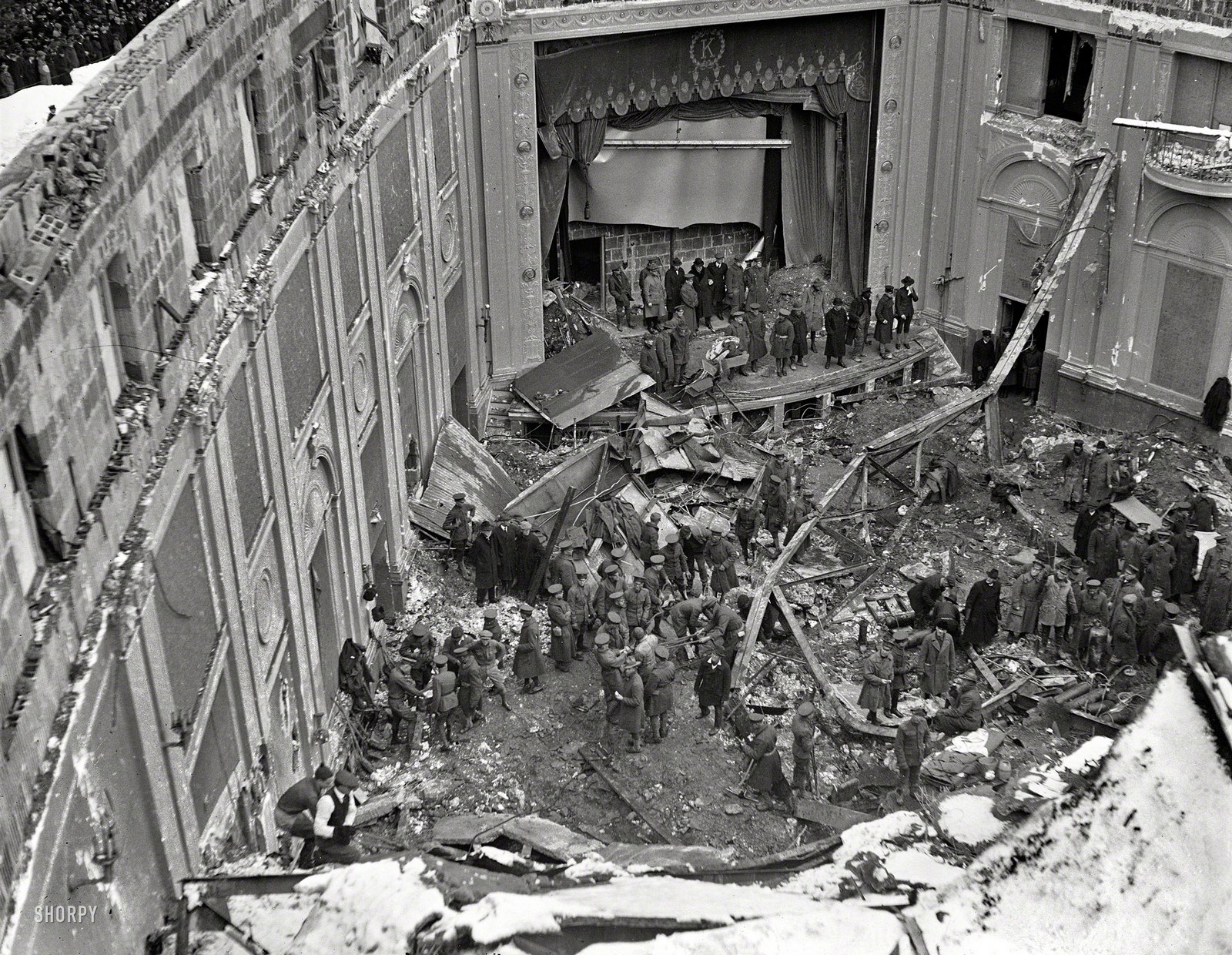1922. A washingtoni Knickerbocker Színház teteje beszakadt a ránehezedő hó súlya alatt és megölt 98 mozinézőt..jpg