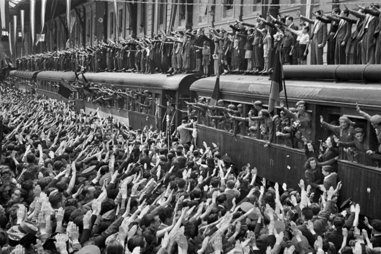 1941. Spanyol náci szimpatizáns önkéntesek indulnak a keleti frontra Madridból..jpg