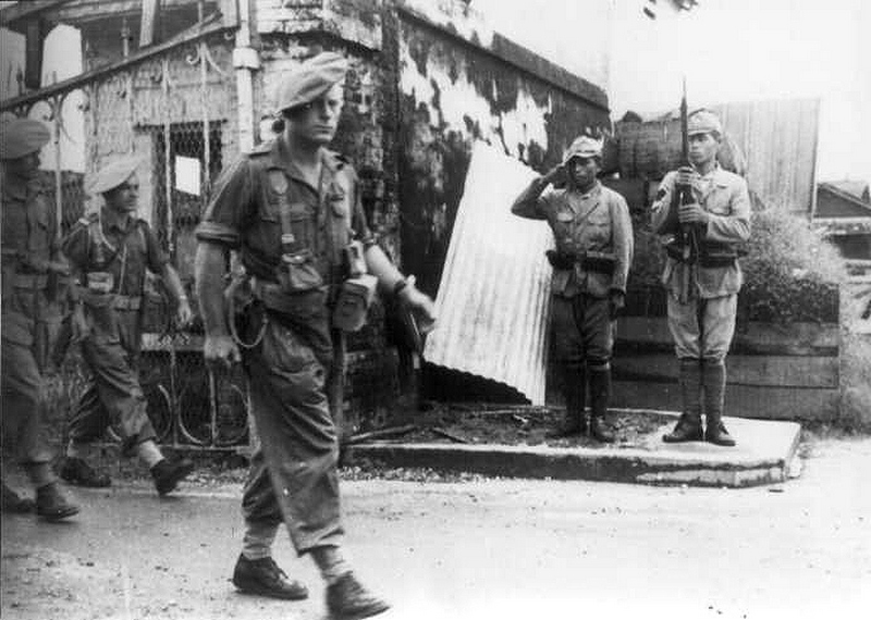 1945. Japán katonák tisztelegnek a bevonuló francia csapatoknak Saigonban..jpg