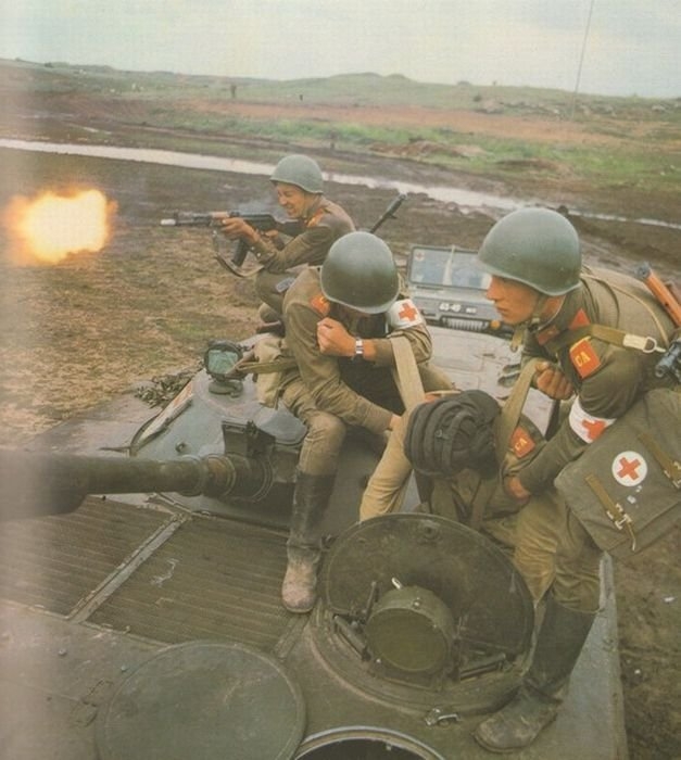 1980 körül. Szovjet hadgyakorlaton egy sérültet mentenek BMP páncélosból, AK fedezettűzben..jpg
