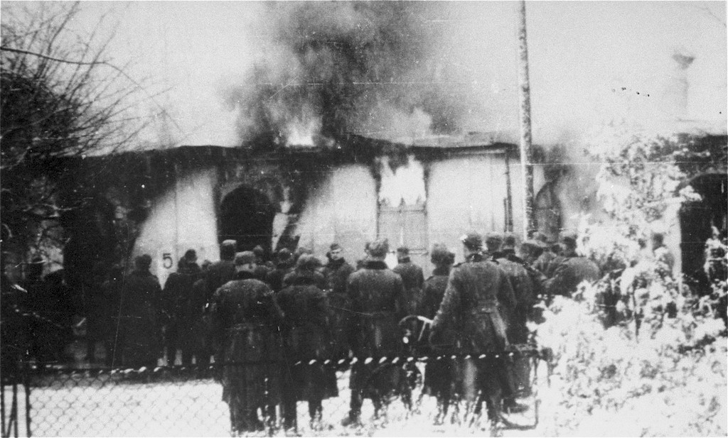 1939_december_wehrmacht_soldiers_burning_a_synagogue_in_siedlce_poland.jpg