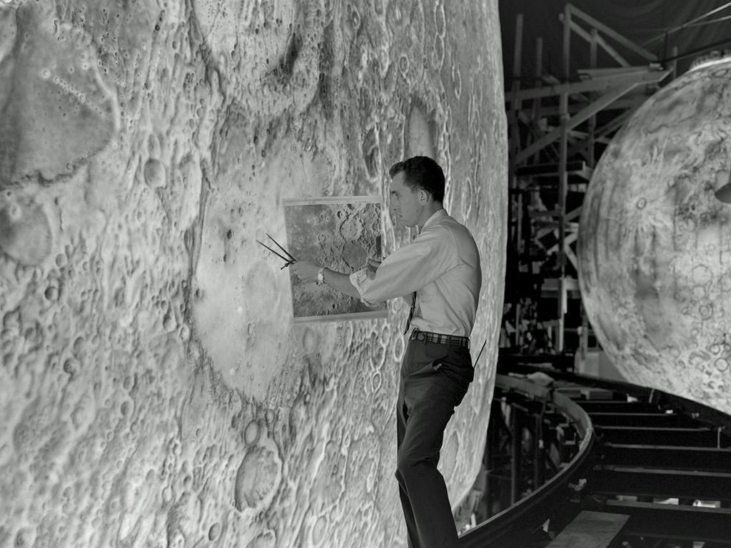 1960-as_evek_artist_uses_paint_brushes_to_recreate_the_lunar_surface_on_each_of_four_models_comprising_the_lunar_orbit_and_landing_approach_simulator_lola_built_at_langley.jpg