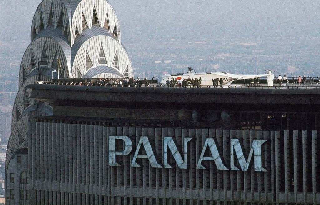 1977_wreckage_of_helicopter_on_pan_am_building_helipad_which_left_five_people_dead_on_may_16_1977_in_new_york_city_cr.jpg