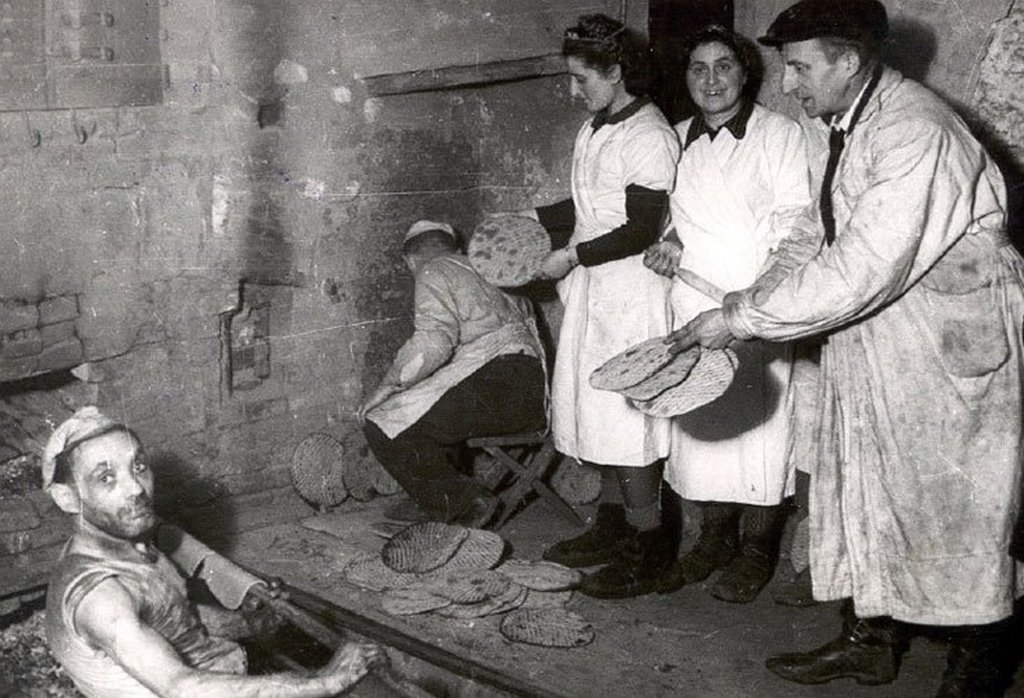 1943_jews_making_matzo_in_the_lodz_ghetto.jpg