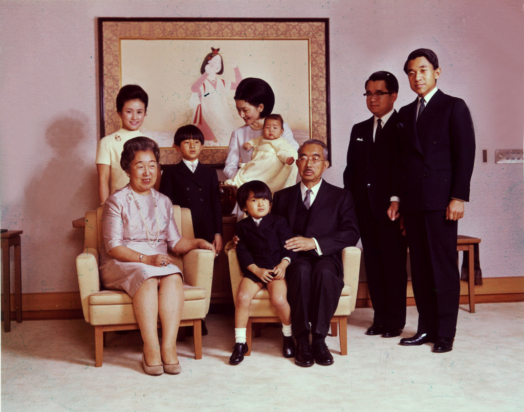 1974_emperor_of_japan_hirohito_and_empress_nagako_with_their_children_and_grandchildren.jpg