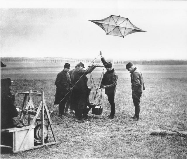 1914_french_soldiers_fly_a_kite_with_a_reconnaissance_camera_attached.jpg