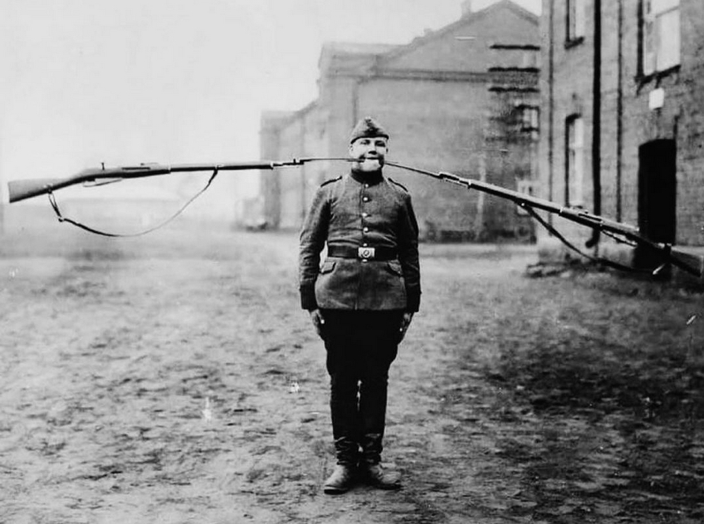 1932_finnish_strongman_viljami_hautaviita_holds_two_rifles_with_only_his_teeth.jpg