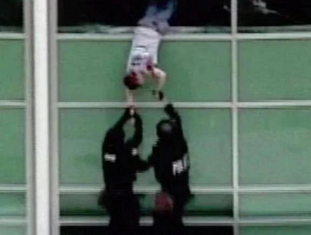 1999_aprilis_20_patrick_ireland_a_student_at_columbine_high_school_is_helped_through_a_library_window_after_being_injured_during_the_columbine_massacre.jpg