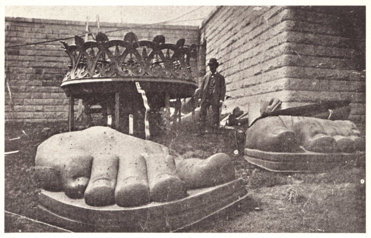 1885. A Szabaság szobor lábai megérkeztek a Liberty Island-re.jpg