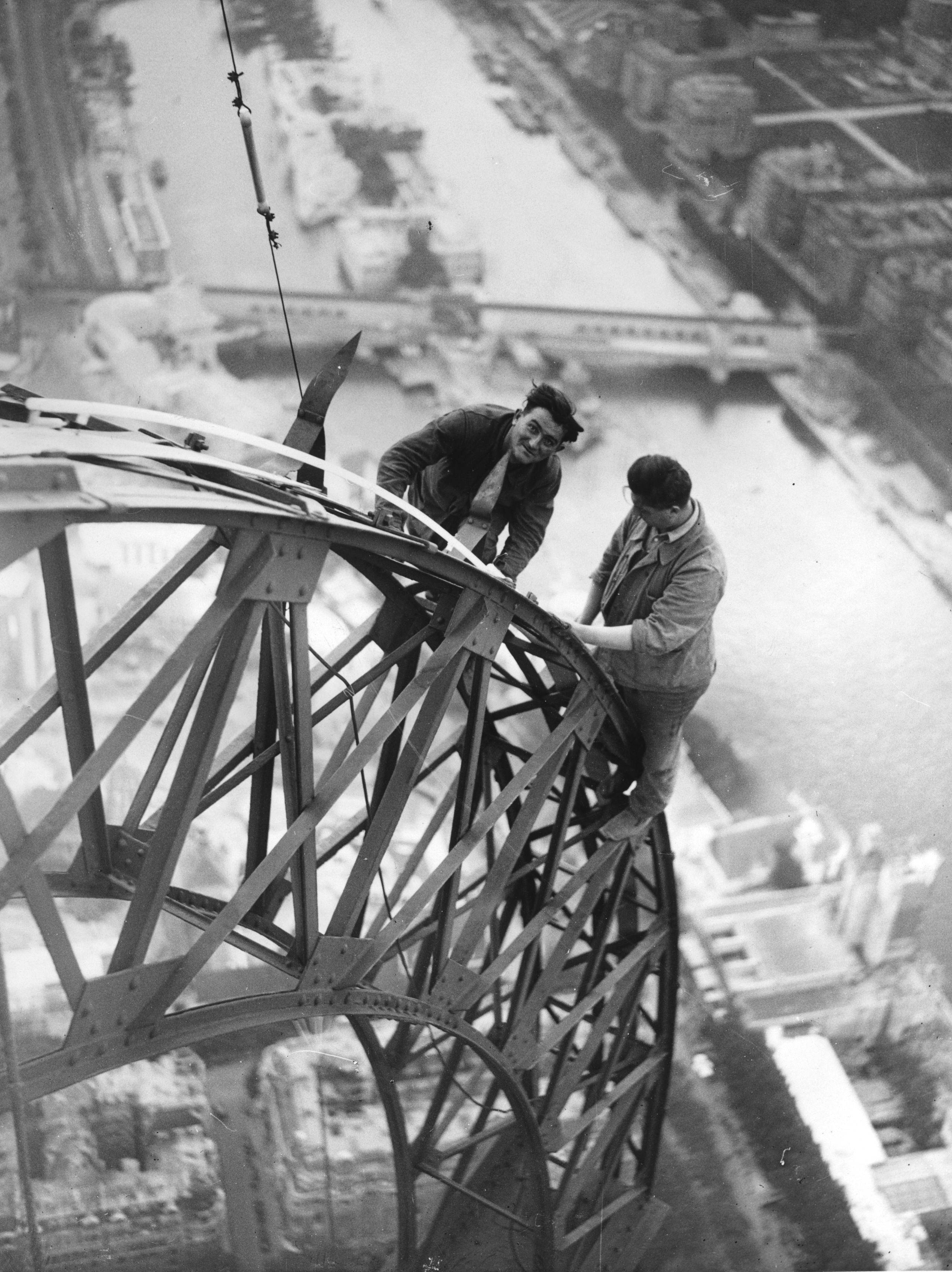 1937 körül. Francia villanyszerelők dolgoznak az Eiffel-tornyon..jpg