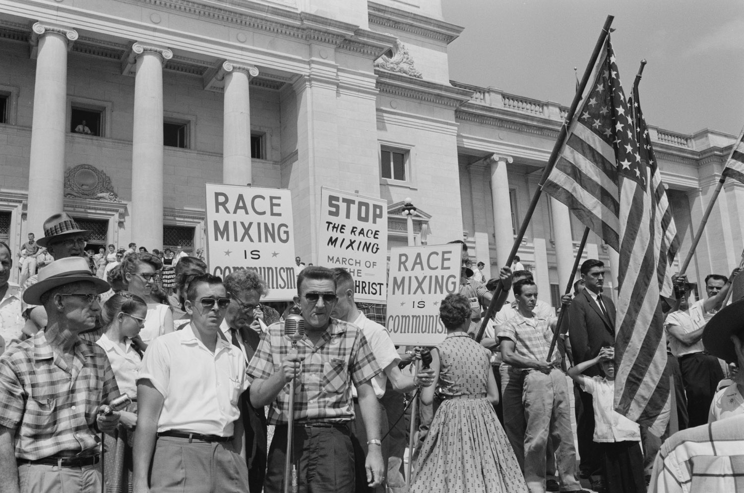 1959. Little Rock, USA. A rasszizmus mellett tűntetők..jpg