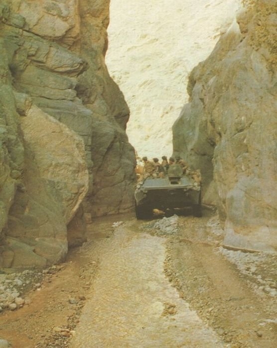 1980. Szovjet csapatok kelnek át egy szűk sziklakapun Afganisztánban..jpg