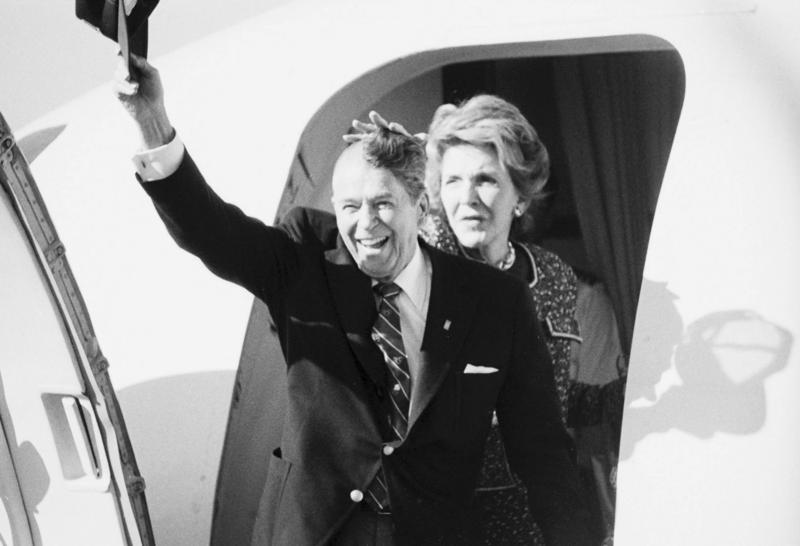 1989. Ronald Reagan egykori amerikai elnök, nem sokkal a koponyműtétje után a sapkáját lekapva intett a tömegnek elfelejtkezve fél oldali kopaszságáról. Nancy Reagan....jpg
