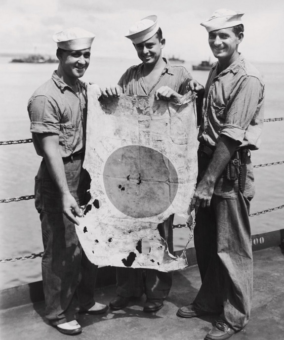 1944_us_coast_guardsmen_with_a_captured_japanese_flag_admirality_island.jpg