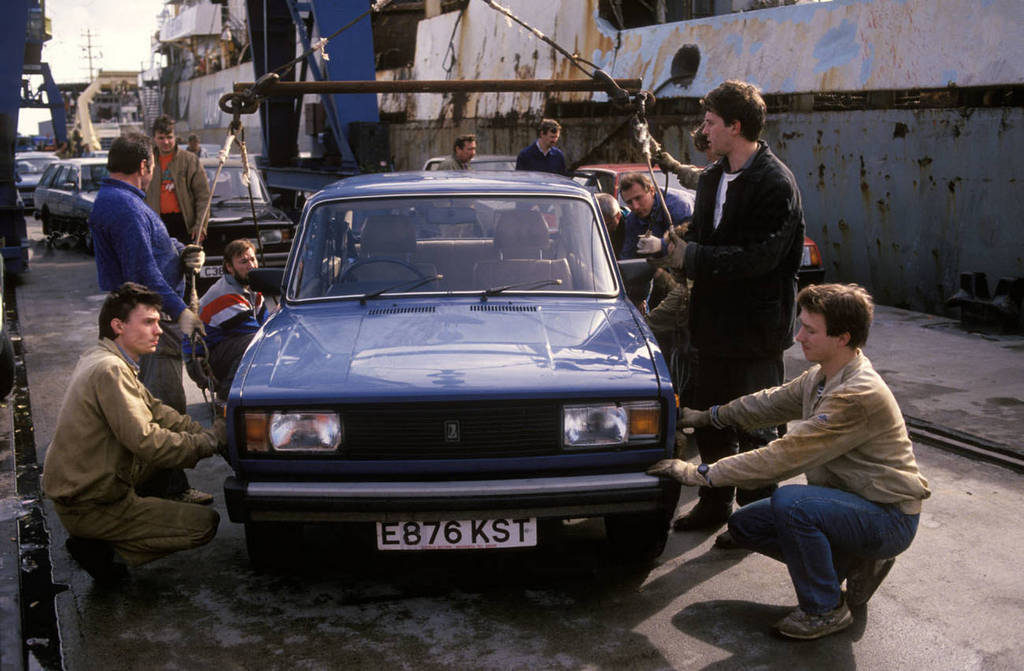 1986_lada_cars_are_loaded_on_to_russian_fishing_ships_for_transport_back_to_soviet_union_for_resale.jpg