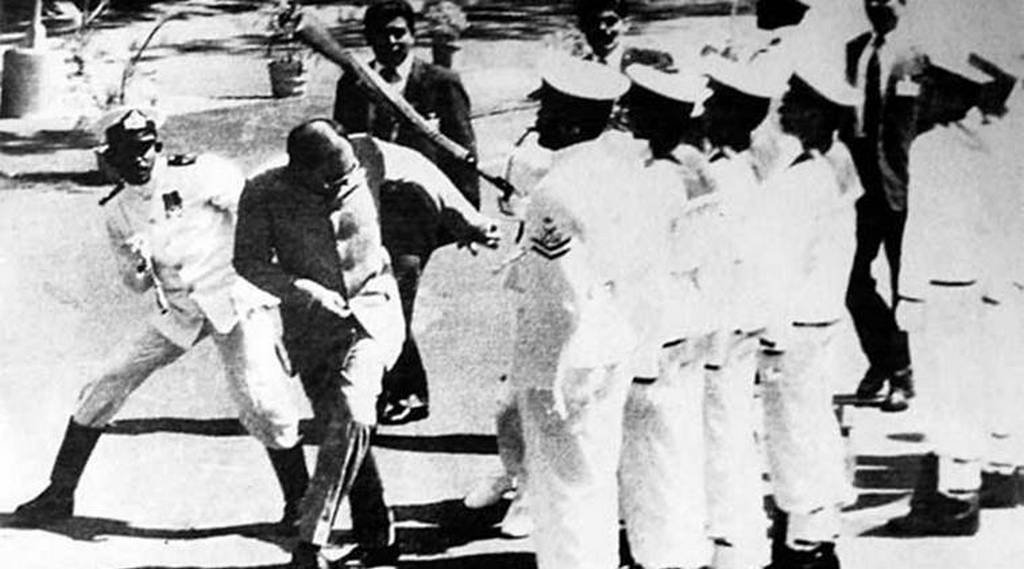 1987_a_sri_lankan_sailor_beating_the_indian_prime_minister_rajiv_gandhi_with_his_rifle.jpg