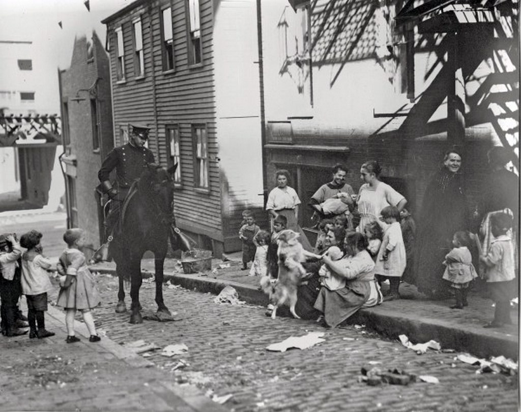 1913_a_mounted_police_officer_on_patrol_at_boston.jpg