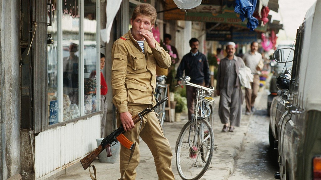 1983_a_soviet_soldier_in_kabul_during_the_soviet-afghan_war.jpg