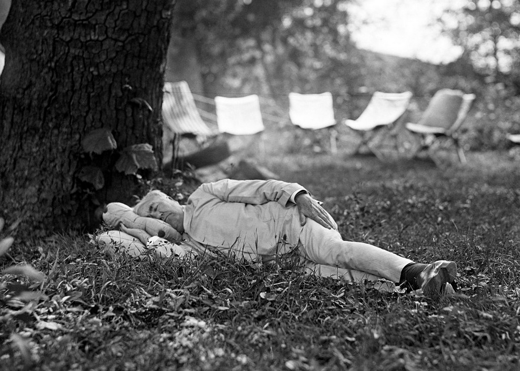 1921_thomas_edison_always_said_he_s_sleeps_only_four_hours_a_night_this_may_be_true_but_now_we_know_he_also_sleeps_during_the_day_this_photo_by_pres_harding.jpeg