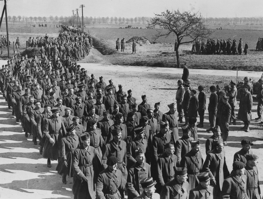 1945_aprilis_13_us_9th_army_and_the_french_commandant_take_the_salute_at_a_march-past_of_the_4_000_liberated_french_officers_they_had_been_imprisoned_for_five_years_in_a_prison_camp_at_soest.jpeg