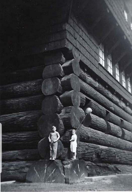 1938_world_s_largest_log_cabin_portland_oregon_usa_built_in_1905_burned_down_in_1964.jpg
