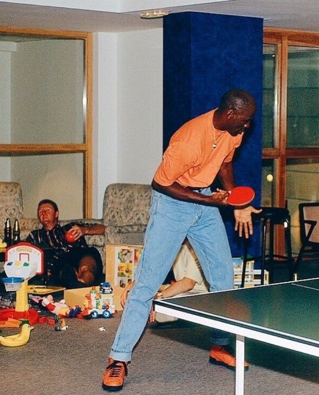1992_michael_jordan_plays_ping_pong_while_larry_bird_gets_drunk.jpg