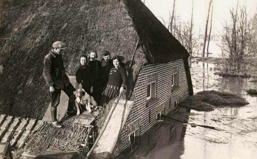 1953_dutch_family_takes_shelter_on_their_roof_during_the_great_north_sea_flood.jpg
