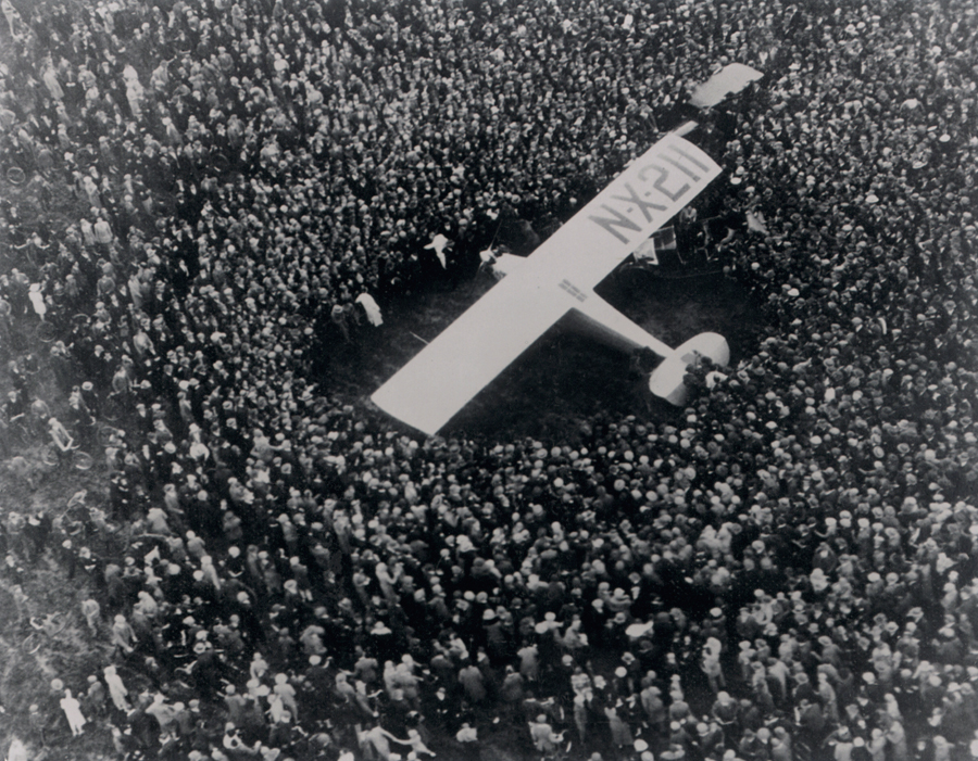 1927.  Surrey reptér, Anglia. Lindbergh, miután átrepülte az Atlanti-óceánt és Párizsban landolt, kicsiát átugrott Angliába is..jpg