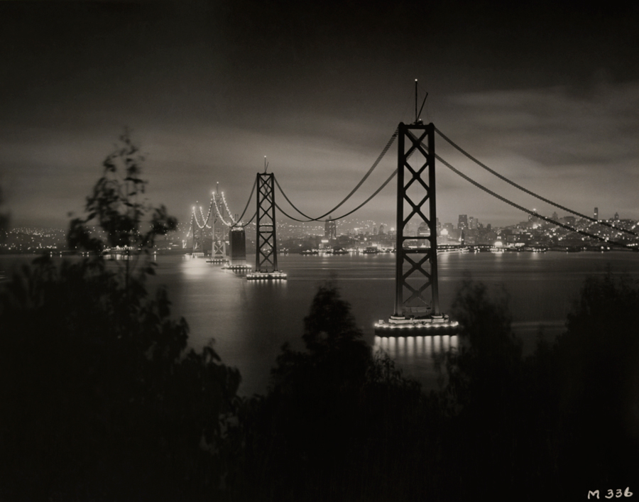 1936. Épülő San Francisco-Oakland Bay híd éjszakai kivilágításban..jpg