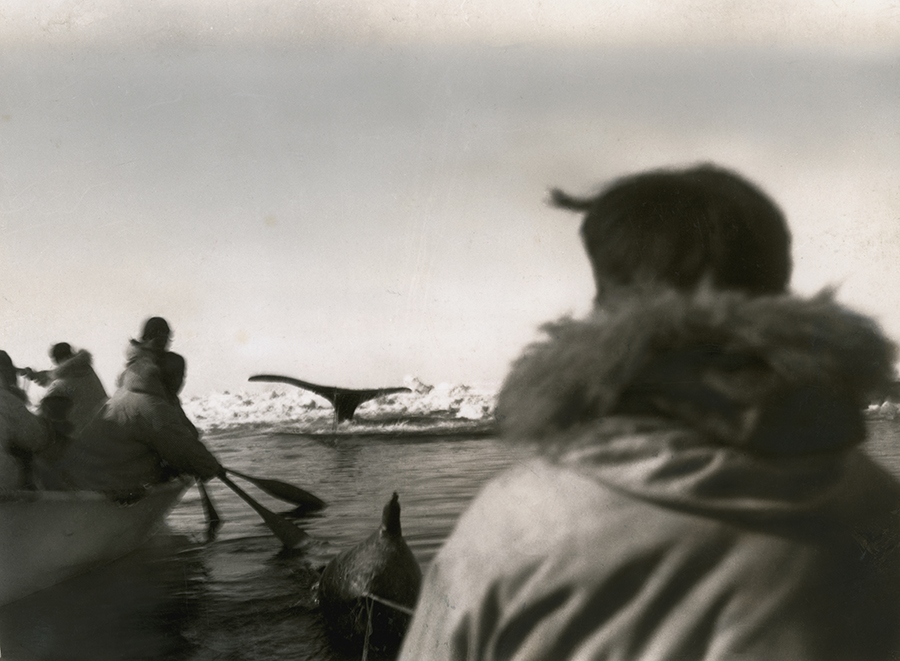 1942. Bálnavadász bennszülöttek Alaszkában..jpg