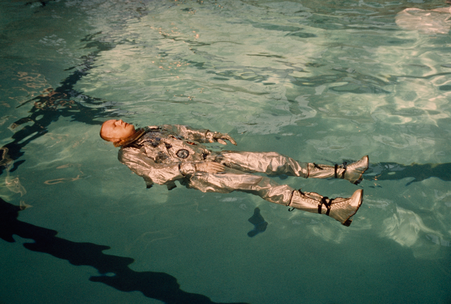 1967. Neil Armstrong űrhajós lebeg a vízen kiképzés közben..jpg