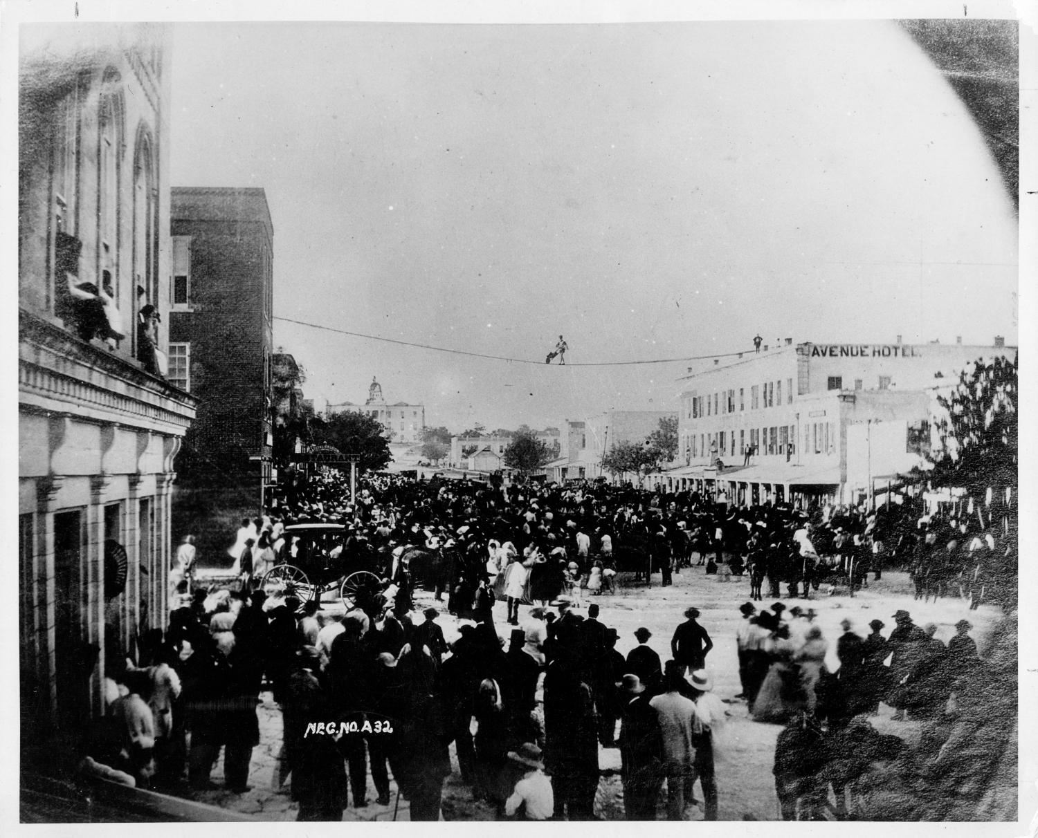 1867. Austin, Texas. Ismeretlen kötéltáncos egy talicskával a magasban. A teljesítménye nem elhanyagolható, hiszen drótkötél híján egyszerű - nem igazán feszíthető - fonott kötelet alkalmazhatott a mutatványaihoz.JPG