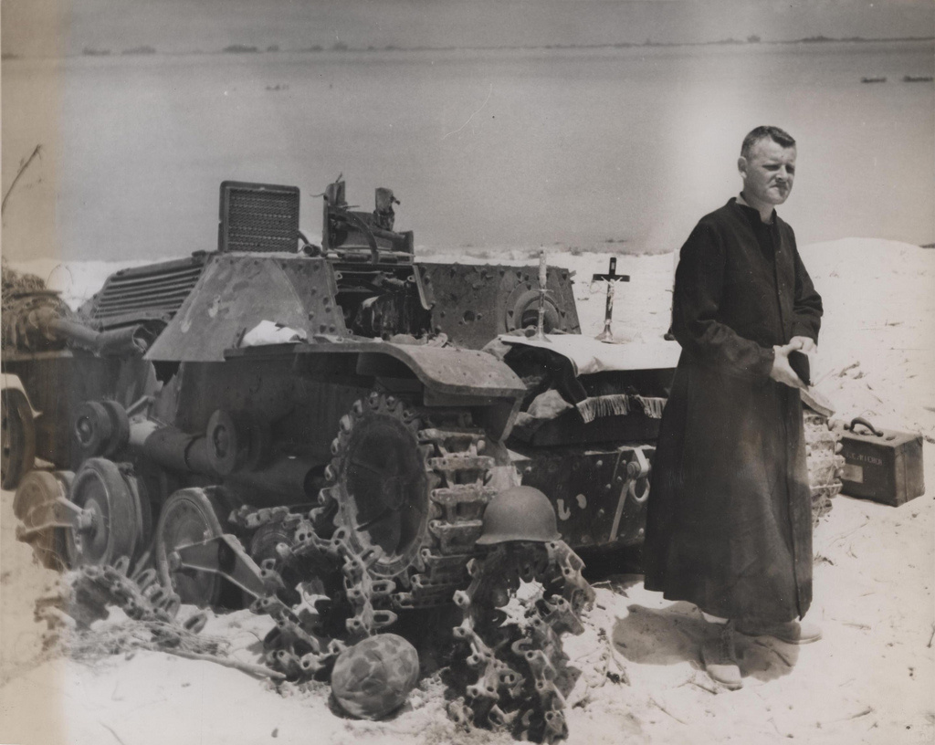 1944. Saipan. Csendes-óceán. David Herrmann tábori lelkész egy kilőtt japán tankot használva oltárként celebrál szertartást a halottak üdvéért..jpg