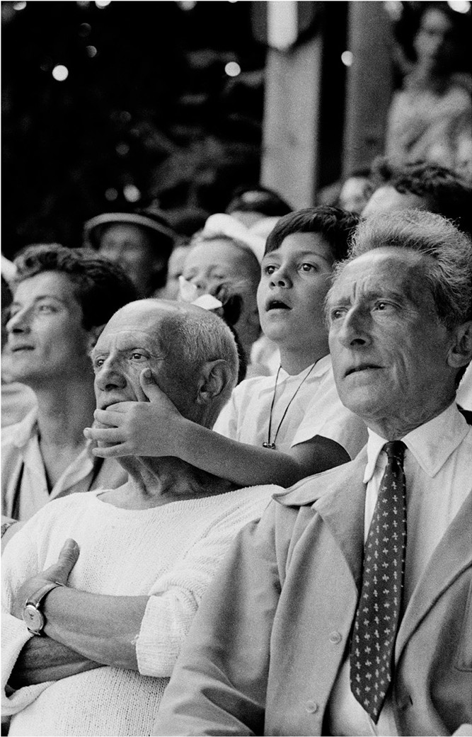 1955. Pablo Picasso, fia Claude és Jean Cocteau egy bikaviadalon Vallaurisban..jpg