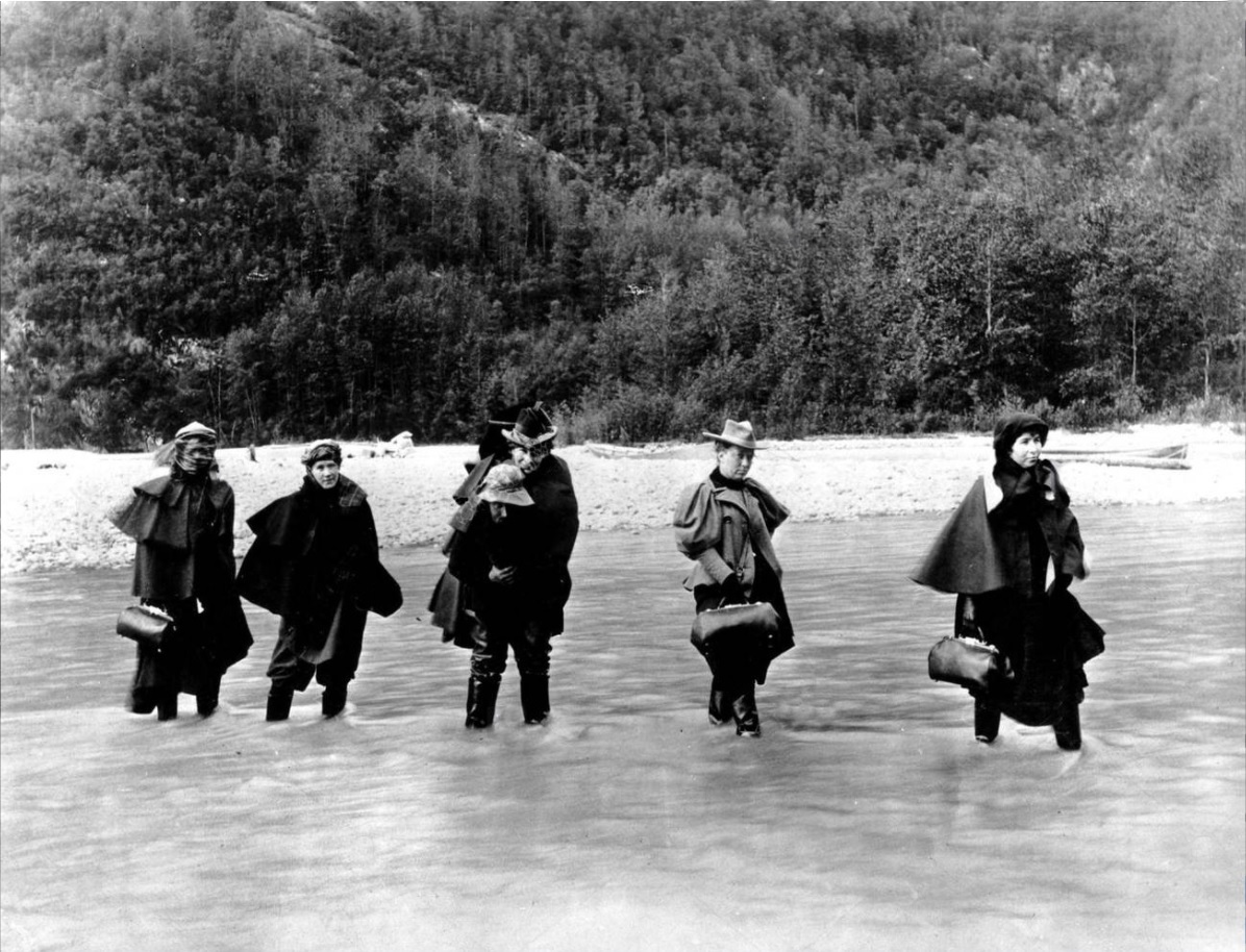 1898_the_gold_rush_in_alaska_actresses_on_the_way_towards_the_klondike_and_crossing_over_the_river_dyea.jpg
