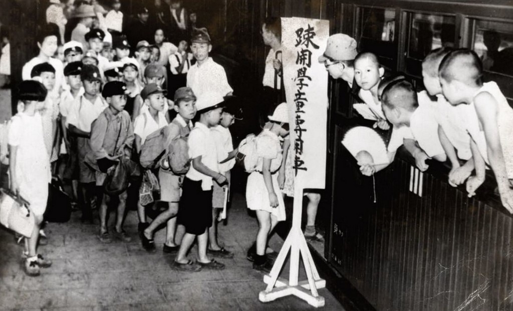 1944_japanese_children_being_evacuated_from_ueno_station_tokyo_during_the_bombing_of_the_city.jpg