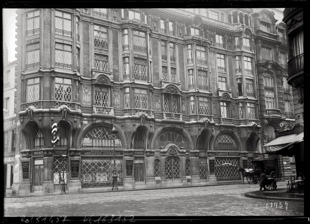 1914_parizsi_lakohaz_es_uzletek_a_bombazas_idejen_ragasztoszalagokkal_diszitett_ablakokkal.jpg
