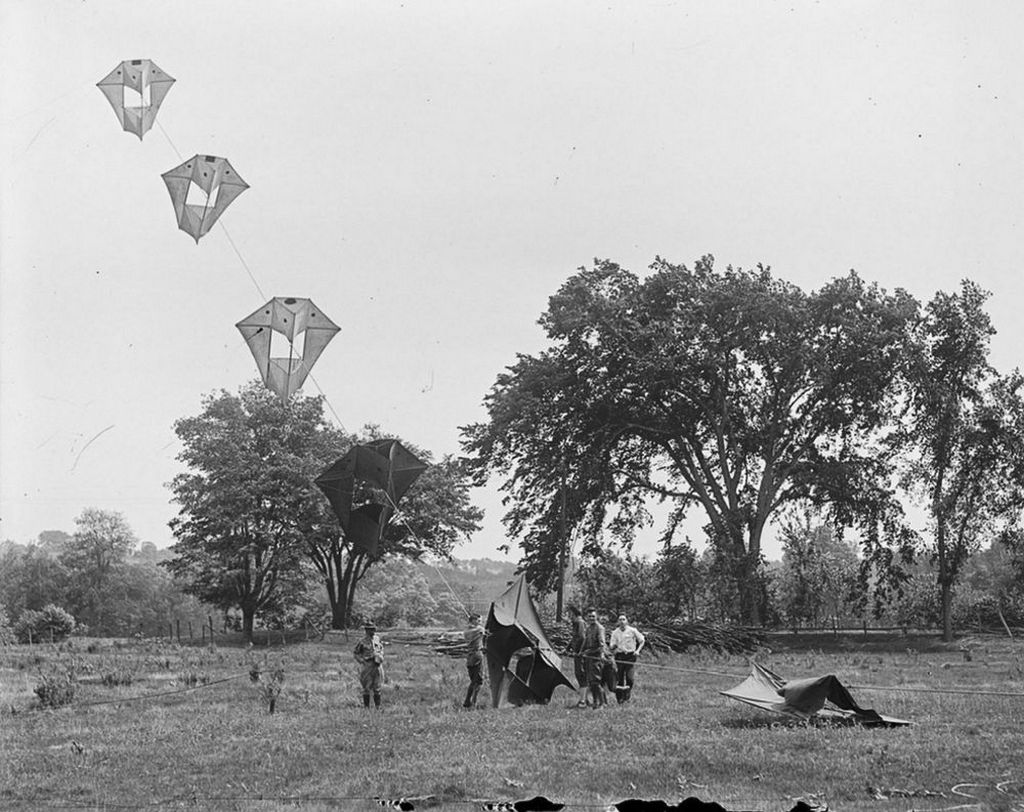 1918_az_amerikai_hadsereg_bemutatoja_a_boston_melletti_camp_devenben_a_sorba_kotott_sarkanyok_embert_emeltek_a_magasba_aki_a_frontvonmalat_tudta_volna_attekinteni.jpg