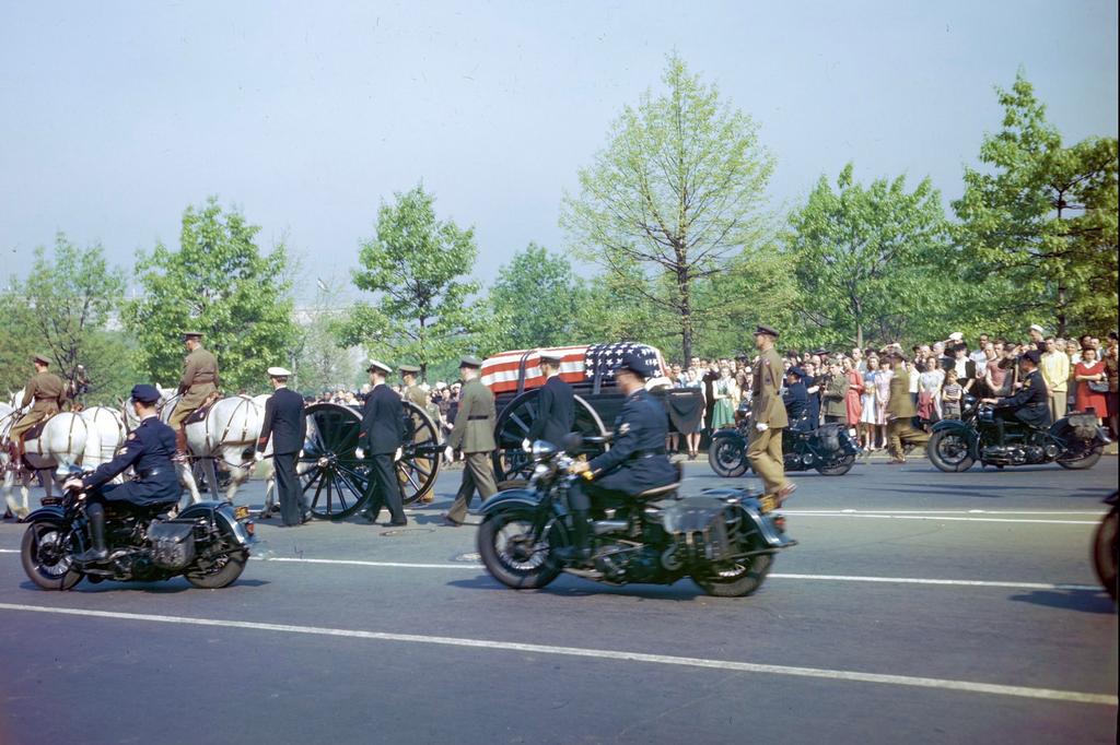 1945_aprilis_14_smithsonian_original_color_photograph_of_president_franklin_roosevelt_s_casket_as_it_proceeds_down_constitution_avenue_toward_the_white_house_during_his_funeral_procession_cr.jpg