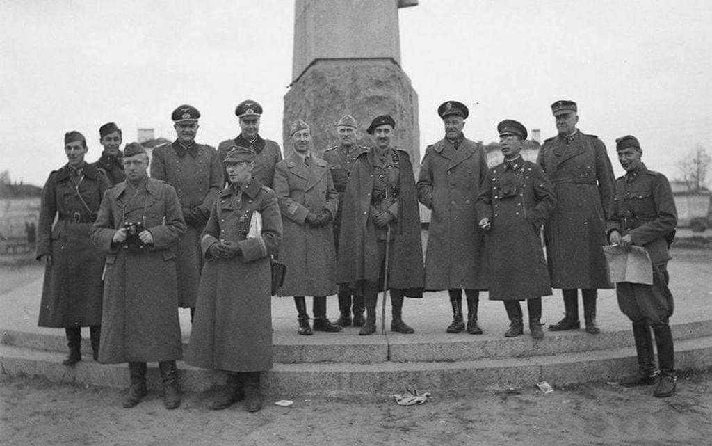 1942_oktobere_finnish_german_italian_french_american_and_japanese_officers_stand_in_front_of_lenin_s_statue_in_finnish-occupied_petrozavodsk.jpg