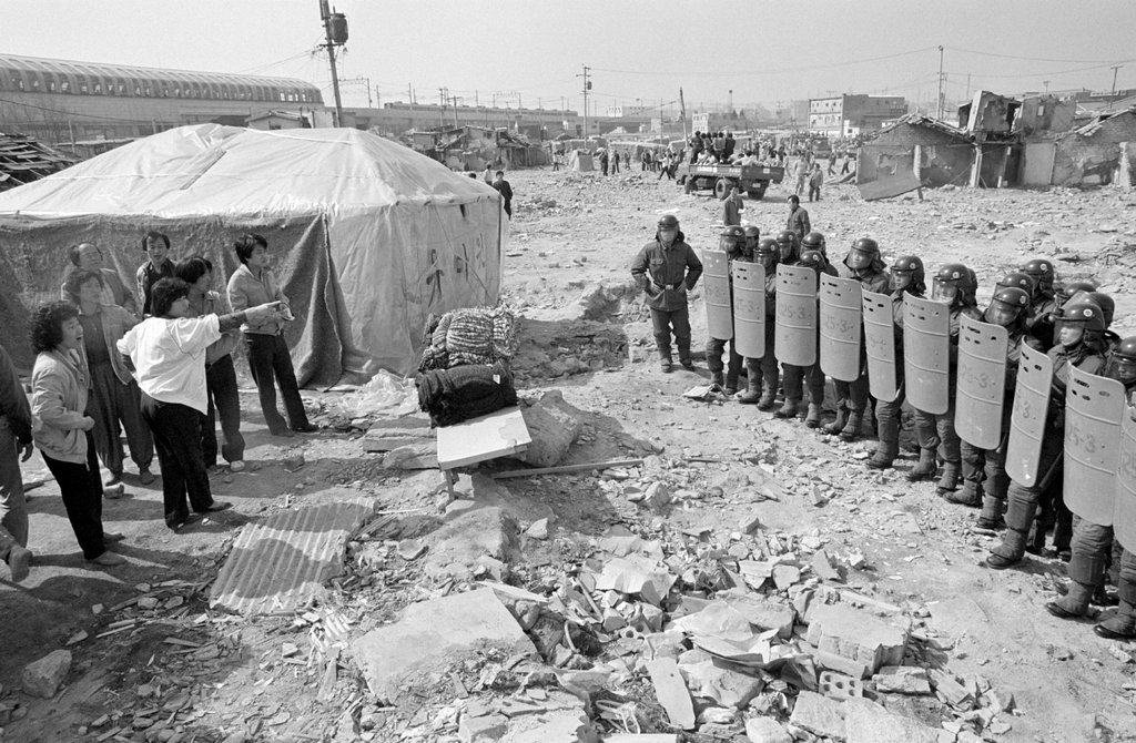 1987_south_korean_policemen_confront_citizens_during_an_eviction_in_a_shantytown_in_sanggye-dong_seoul_april_1987_the_evictions_were_carried_out_as_part_of_the_preparation_for_olympic_games.jpg