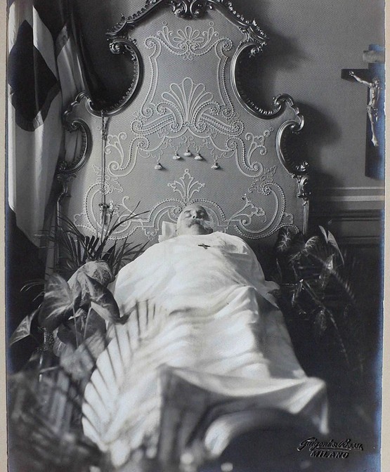 1900_king_of_italy_umberto_i_on_his_death_bed_after_being_shot_dead_by_an_anarchist.jpg