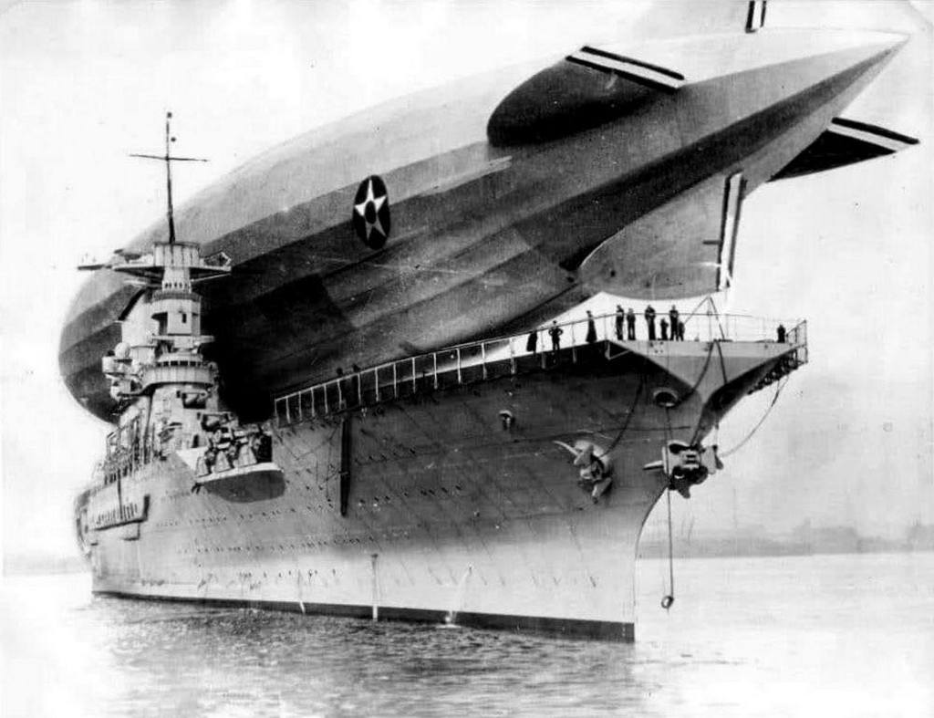 1928_uss_los_angeles_airship_lands_on_uss_saratoga.jpg